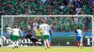 Euro 2016, Francie-Irsko: Robbie Brady dává z penalty gól na 0:1