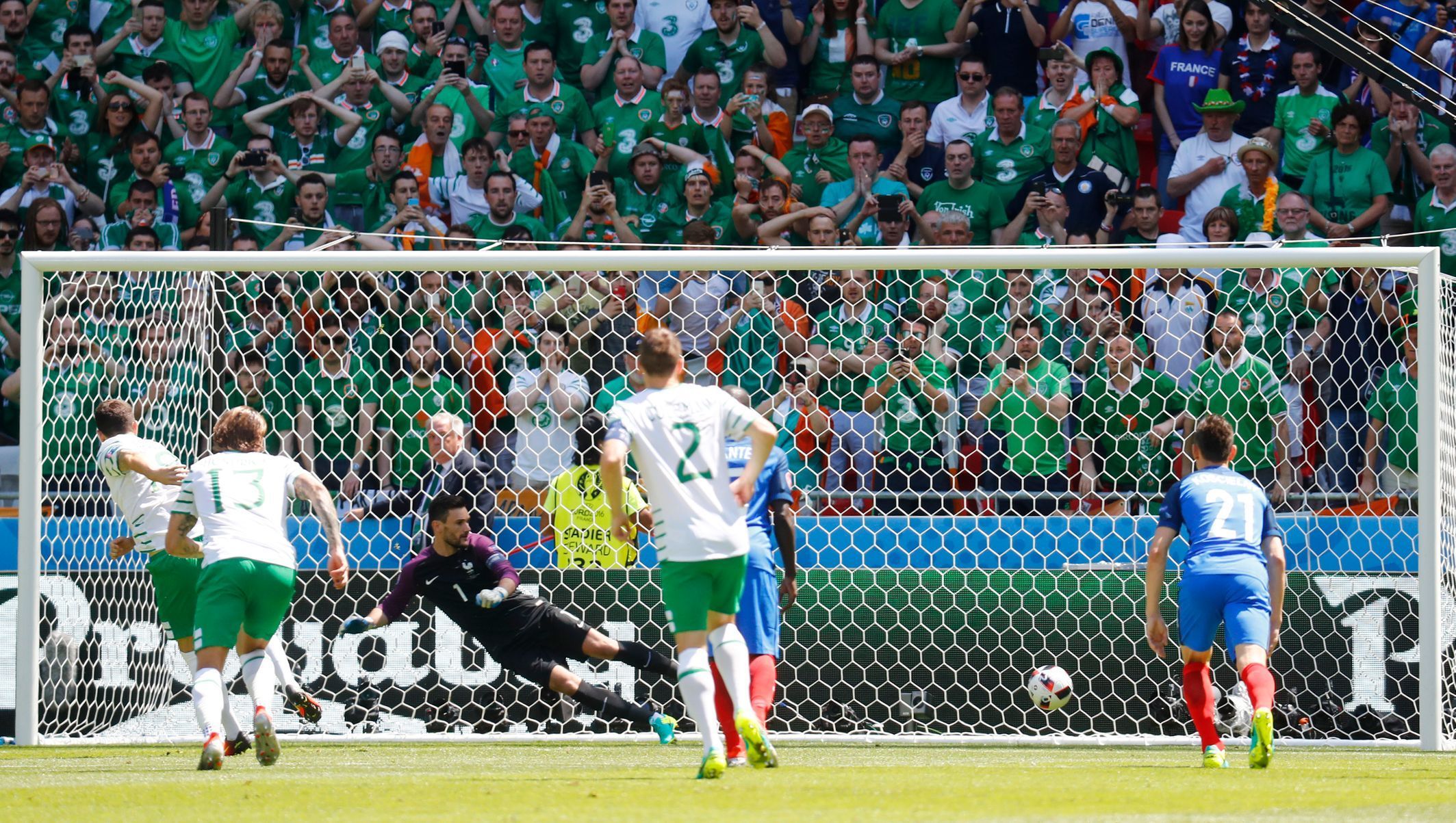 Euro 2016, Francie-Irsko: Robbie Brady dává z penalty gól na 0:1