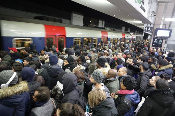 Přeplněná stanice vlaku v Paříži během stávky.