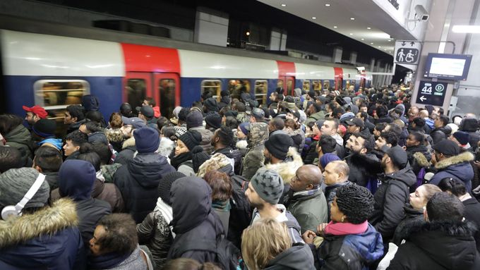 Přeplněná stanice vlaku v Paříži během stávky.