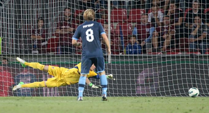 Fotbalista Feyenoordu Ruud Vormer sleduje zákrok Tomáše Vaclíka v odvetném kvalifikačním utkání Evropské ligy 2012/13 se Spartou Praha.