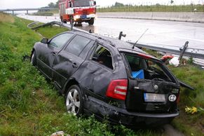 Auto prorazilo svodidla na D11, dva lidé byli zraněni