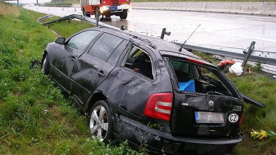 Auto prorazilo svodidla na D11, dva lidé byli zraněni