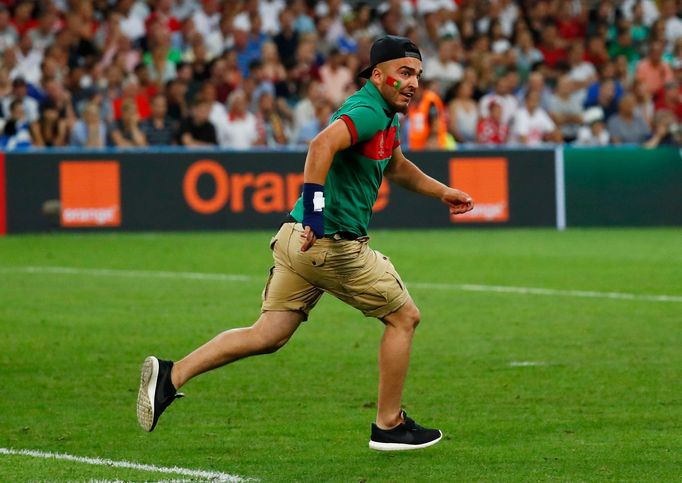 Euro 2016, Polsko-Portugalsko: portugalský výtržník na hřišti