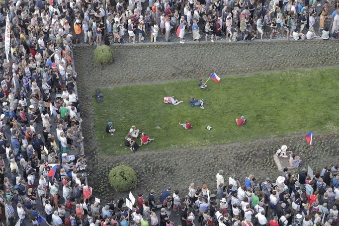 Záběr z demonstrace „Máme toho dost! Chceme demisi!“ proti Andreji Babišovi a Marii Benešové na Václavském náměstí.  4. 6. 2019.