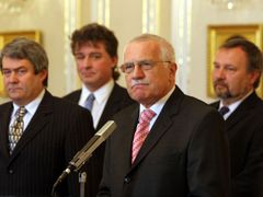 Prezident Klaus po jedné ze schůzek s politiky; v tomto případě se zástupci KSČM.