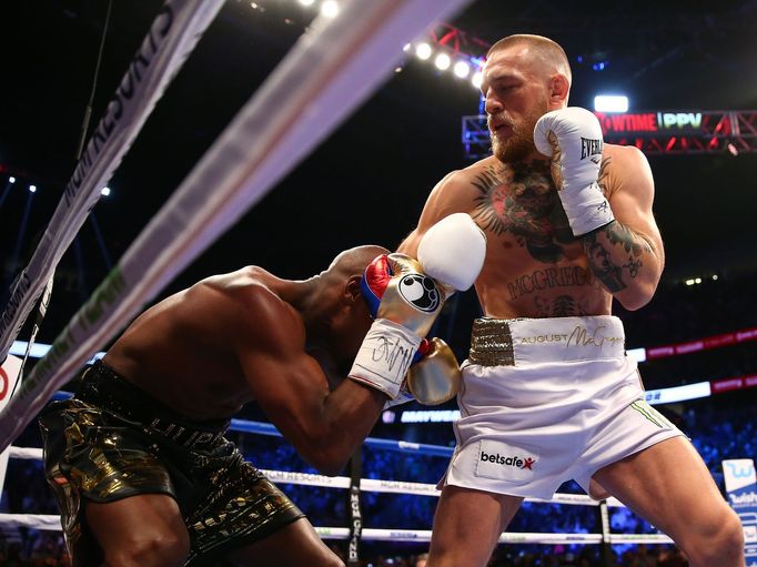 Fotografie ze zápasu Floyd Mayweather vs. Conor McGregor.