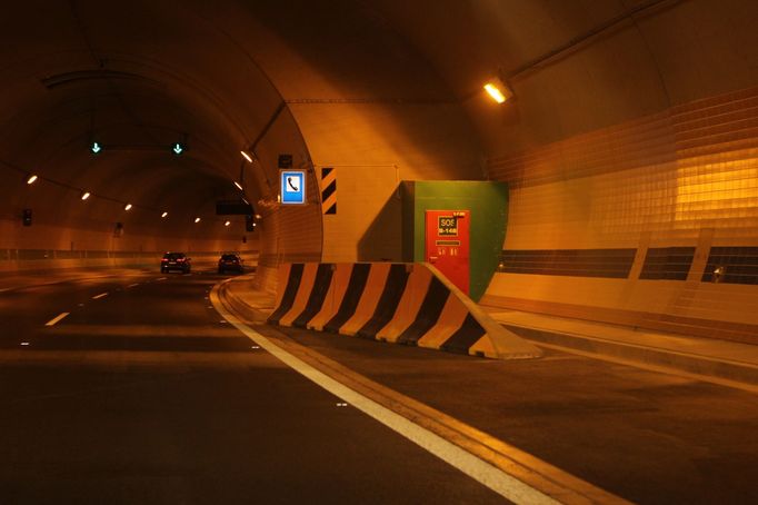 Porouchané auto je možno na řadě míst bezpečně odstavit. Pomoc si můžete přivolat dokonce i tehdy, pokud je váš mobil právě vybitý.