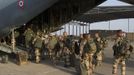 French troops board a transport plane in Ndjamena, Chad in this picture provided by the French Army Communications Audiovisual office (ECPAD) on January 12, 2013. French forces carried out a second day of air strikes against Islamist rebels in Mali on Saturday and sent troops to protect the capital Bamako in an operation involving several hundred soldiers, Defence Minister Jean-Yves Le Drian said. Picture taken January 12, 2013. REUTERS/ECPAD/Adj. Nicolas Richard/Handout (CHAD - Tags: POLITICS MILITARY) NO SALES. NO ARCHIVES. ATTENTION EDITORS - THIS IMAGE WAS PROVIDED BY A THIRD PARTY. FOR EDITORIAL USE ONLY. NOT FOR SALE FOR MARKETING OR ADVERTISING CAMPAIGNS. THIS PICTURE IS DISTRIBUTED EXACTLY AS RECEIVED BY REUTERS, AS A SERVICE TO CLIENTS Published: Led. 12, 2013, 10:58 odp.