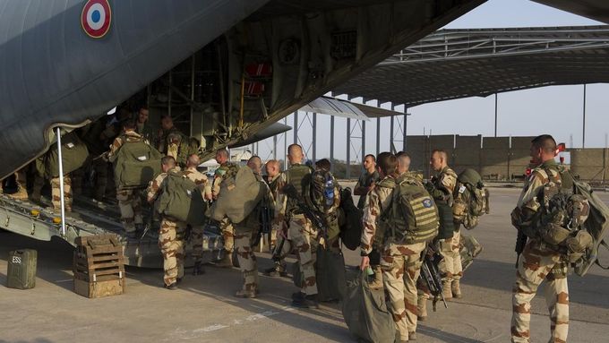 Francouzští vojáci na letišti v Čadu.