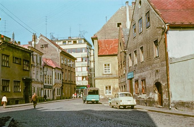 Mezi omšelými fasádami v Široké ulici ještě jakž takž novotou svítí obchodní dům Brouk a Babka z třicátých let. 1964