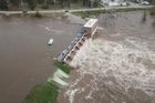V Michiganu se protrhly dvě přehrady. Tisíce lidí se musí evakuovat