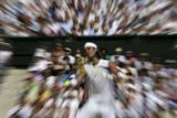 Rafael Nadal napřahuje na podání ve finále Wimbledonu.