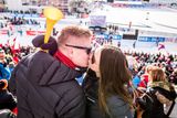 Sprint se v Anterselvě běžel v pátek na Valentýna, což si tito dva fanoušci připomněli vášnivým polibkem.