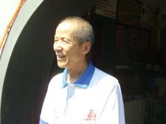 "Lístek na olympiádu nemám. Půjdu si zacvičit do parku," říká tento dobrovolník v ulicích pekingského chutongu.