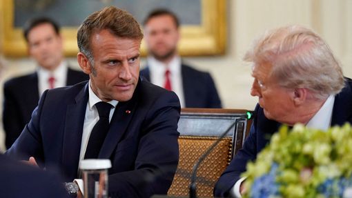 Francouzský prezident Emmanuel Macron sedící vedle svého amerického protějšku při trilaterálním jednání o válce na Ukrajině v Bílém domě, 18. srpna 2025.