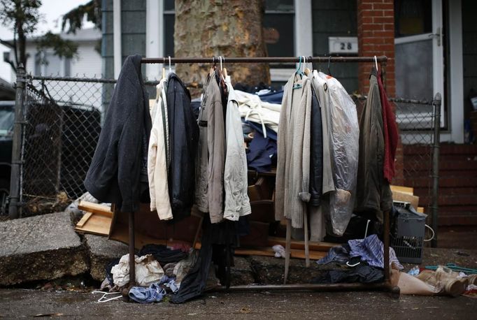 A rack of clothes sits outside a home destroyed by Hurricane Sandy in the New Dorp section of the south shore of Staten Island, in New York City, November 7, 2012. A potent Nor'easter, or Northeaster storm, descended on the area Wednesday where many low lying shore areas including Midland Beach were under evacuation orders as the storm packing high winds rain and snow approached the New York area just over a week after Hurricane Sandy. REUTERS/Mike Segar (UNITED STATES - Tags: DISASTER ENVIRONMENT) Published: Lis. 7, 2012, 10:20 odp.