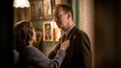 Olivia Colmanová jako Susan a David Thewlis v roli Christophera.