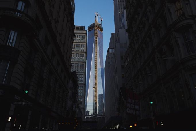 The rising sun hits the side of One World Trade Center as it stands among other buildings in New York, April 2, 2013. Port Authority officials unveiled Tuesday the stunning view from the top of One World Trade Center, a 360-degree eagle�s eye panorama that will instantly become one of the city�s premiere tourist attractions when it is completed in 2015. REUTERS/Lucas Jackson (UNITED STATES - Tags: CITYSPACE BUSINESS CONSTRUCTION) Published: Dub. 2, 2013, 4:37 odp.