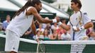 Německý tenista Dustin Brown (vlevo) gratuluje k vítězství Španělu Davidu Ferrerovi ve 2. kole Wimbledonu 2012.