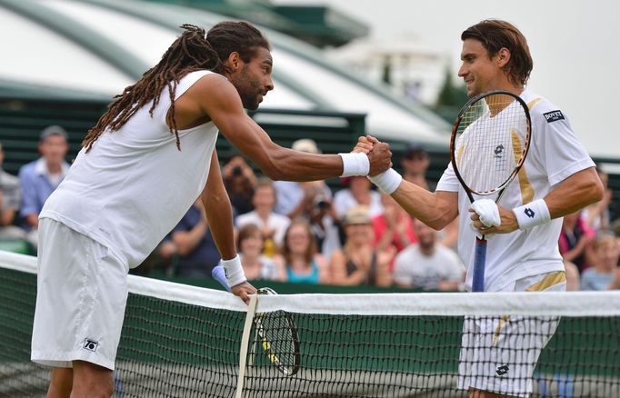 Německý tenista Dustin Brown (vlevo) gratuluje k vítězství Španělu Davidu Ferrerovi ve 2. kole Wimbledonu 2012.