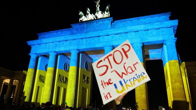 "Zastavte válku na Ukrajině" je hlavní heslo mírových protestů v Berlíně, jenž k této příležitosti nechal nasvítit Braniborskou bránu v centru města.