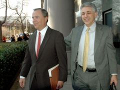 Jeffrey Skilling, bývalý šéf Enronu, opouští soudní budovu spolu se svým právníkem Danielem Petrocellim (vpravo)