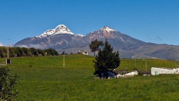 Dva vrcholy hory Illiniza, pod kterou zmizela 8. července 2001 Jana Kubištová.