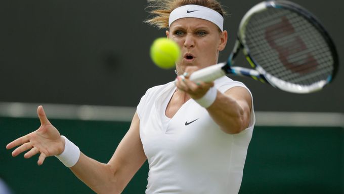 Lucie Šafářová může podruhé v kariéře postoupit do čtvrtfinále Wimbledonu.
