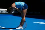 První den grandslamového Australian Open přinesl tradiční horké počasí a také řadu překvapivých výsledků. Na snímku zraněná rumunská favoritka Simona Halepová.