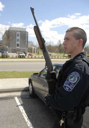 Policista ve Virginii u kampusu