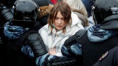 Policisté zasahují proti demonstrantům na Puškinově náměstí v Moskvě.