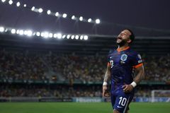 Španělé potupili domácí Turky fotbalovým kanárem, slovenskou blamáž odvrátil Rigo