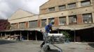 An squatter pushes a trolley at an industrial complex in the Poble Nou neighbourhood of Barcelona July 16, 2012. Squatters said that a police order to evict them from a complex was postponed by a judge on Monday. REUTERS/Albert Gea (SPAIN - Tags: REAL ESTATE BUSINESS SOCIETY POVERTY) Published: Čec. 16, 2012, 4:46 odp.