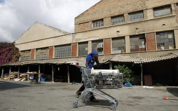 An squatter pushes a trolley at an industrial complex in the Poble Nou neighbourhood of Barcelona July 16, 2012. Squatters said that a police order to evict them from a complex was postponed by a judge on Monday. REUTERS/Albert Gea (SPAIN - Tags: REAL ESTATE BUSINESS SOCIETY POVERTY) Published: Čec. 16, 2012, 4:46 odp.