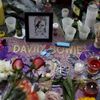 Lidé vzdávají hold Davidu Bowiemu