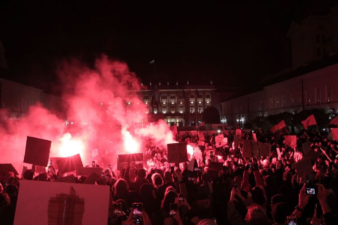 Demonstrace proti potratovému zákonu v Polsku probíhají od pátku každý večer.