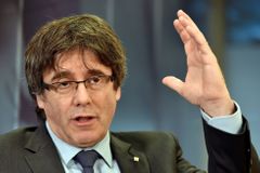 Soud: Katalánský politik Puigdemont může být opět premiérem, pokud dorazí osobně na přísahu