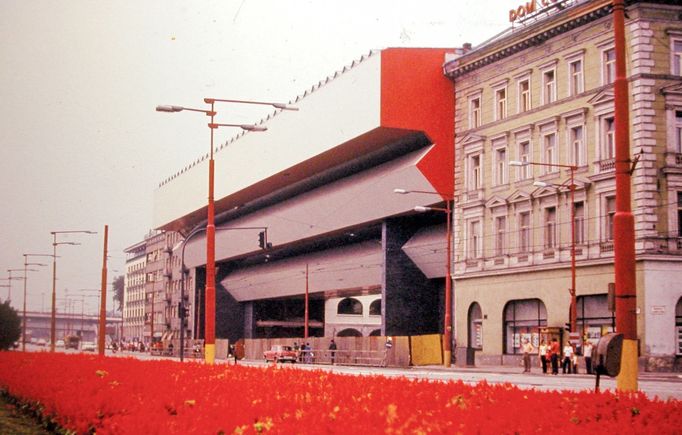 Rázusovo nábřeží v Bratislavě s budovou Slovenské národní galerie. Rok 1977