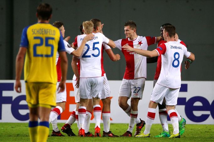 Fotbalisté Slavie se radují z druhého gólu Josefa Hušbauera do sítě Maccabi Tel Aviv