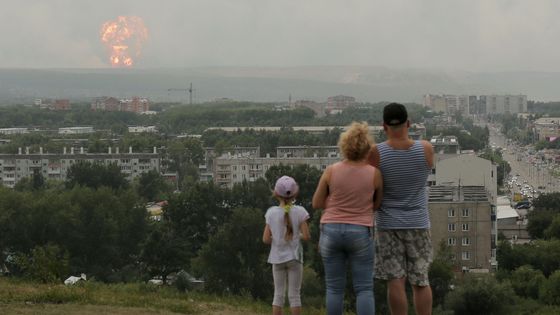 Pohled z města Ačinsk po výbuchu skladu munice.