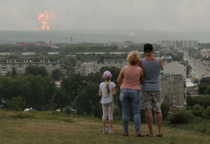 Pohled z města Ačinsk po výbuchu skladu munice.