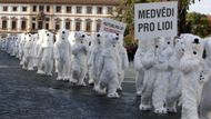 ...v poledních hodinách nahrnula téměř stovka demonstrantů v maskách ledních medvědů.