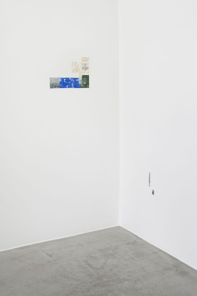 Daniel Pitín výstavu obohatil o drobné malířské fragmenty.