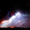 Oheň na rašeliništi u vesnice Uppermill ve Velké Británii