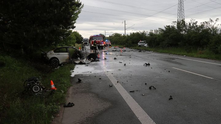 U Černožic se čelně střetla dvě vozidla. Tři lidé zemřeli, těžce zraněné je dítě