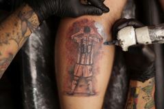 Triumf Argentiny rozjel tetovací mánii. Messiho hláška o blbcovi je i na víně