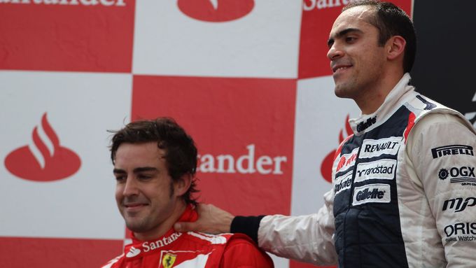 Pastor Maldonado se s Fernandem Alonsem sešel na stupních vítězů loňské Velké ceny Španělska, kterou Venezuelan nečekaně vyhrál.
