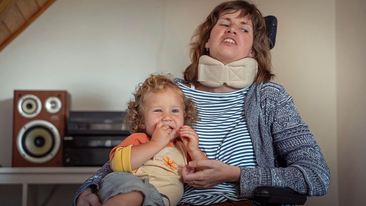 Mladé mamince zamítli lék na roztroušenou sklerózu. Místo péče o syna bojuje o život