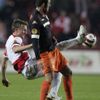 Petr Trapp odehrává míč před Marchenou